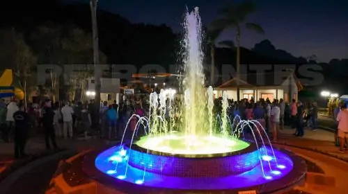 Fonte Luminosa em Barra do Rio Azul, diversas cores.
